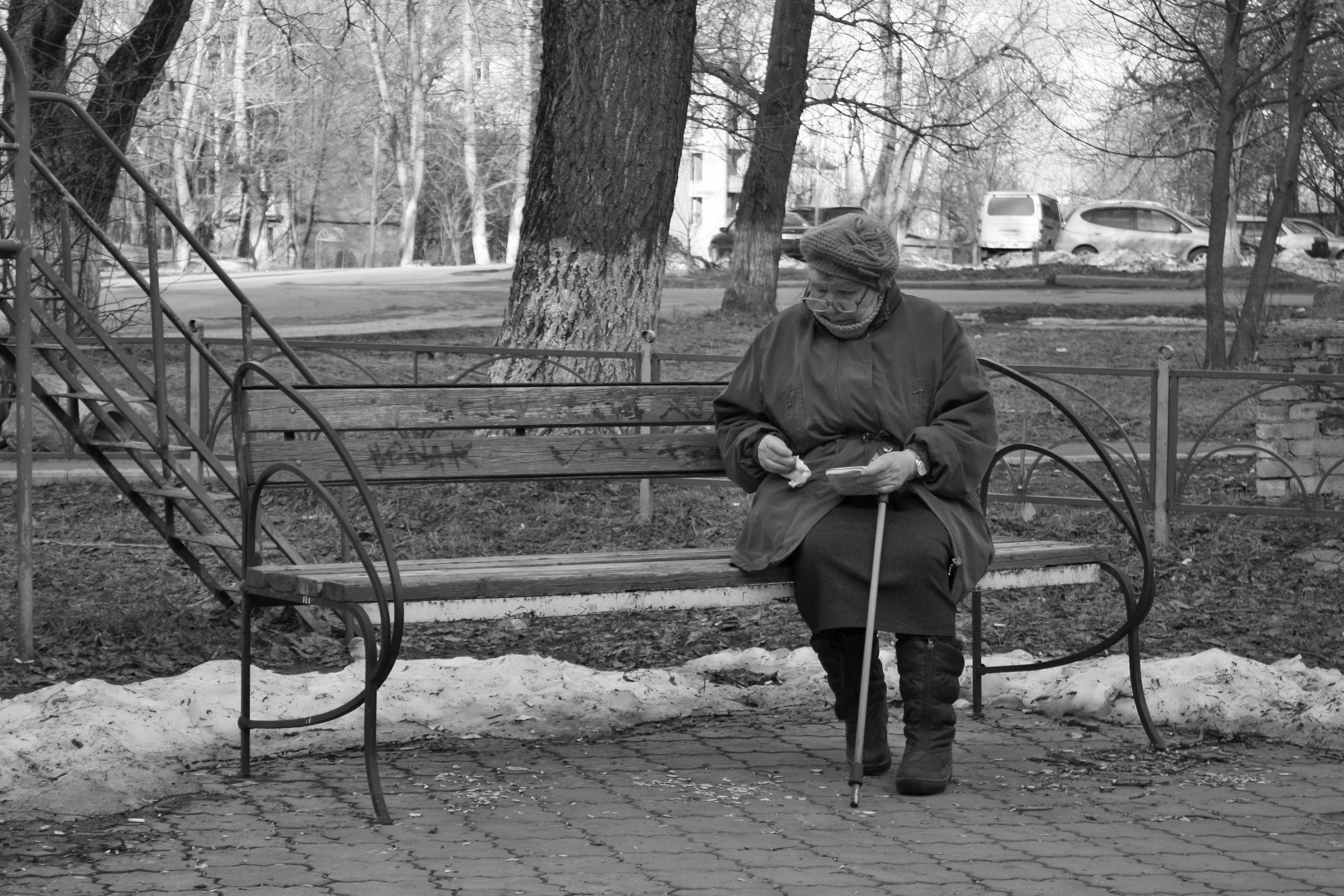 Старый дед трахает свою бабку на лавке в парке