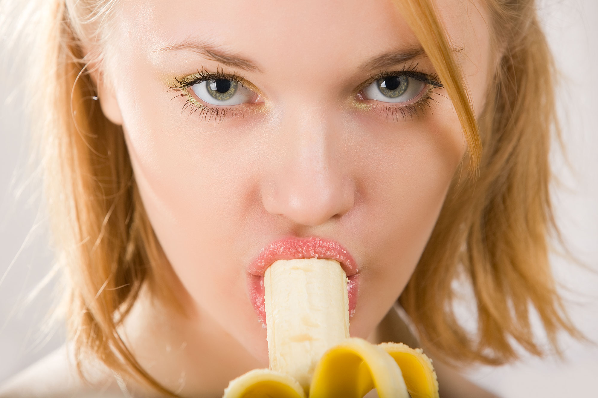 Голая девушка сексуально ест бананы и показывает насколько она возбуждена
