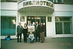 2003 г. Свитковцы - у входа в библиотеку им. Горловского 