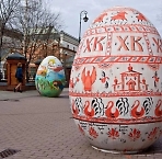 Роспись гигантских яиц на пасху