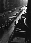 Человек под дождем, Нью-Йорк, 1952