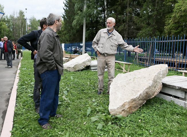 июль 2015, резчики по камню в Хотьках
