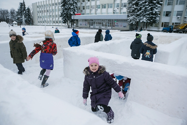 декабрь 2016, дети в снежном лабиринте