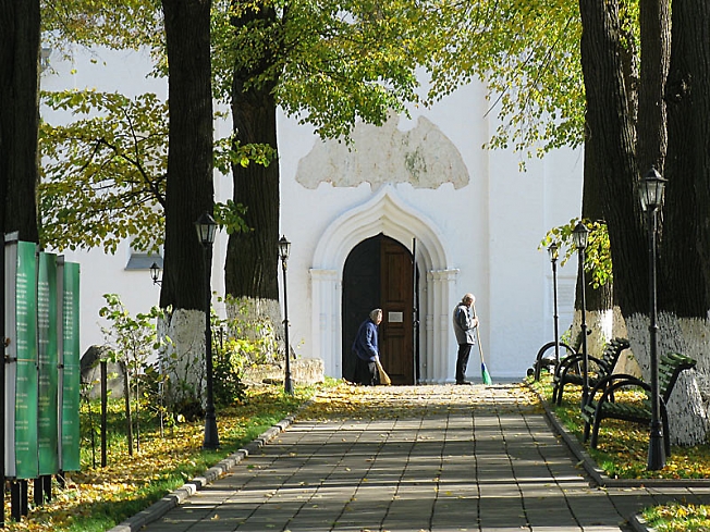 2-Данилов монастырь. Аллея.