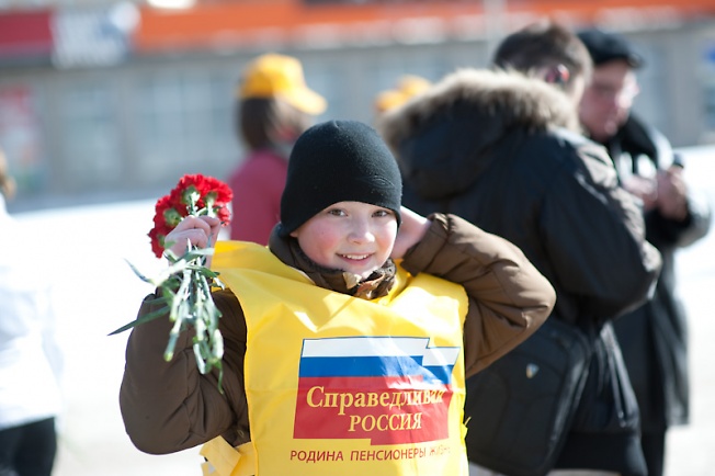 8 Марта: справедливая Россия раздавала цветуёчки.