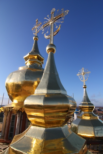 Обновленные купола Предтеченского храма.