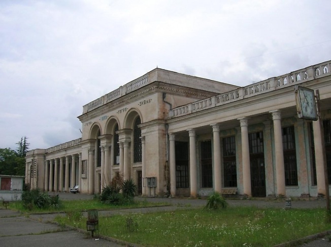 Здание ж.д. вокзала в Гаграх. 2006 год.