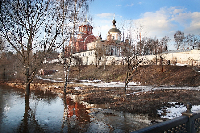 Покровский монастырь весной