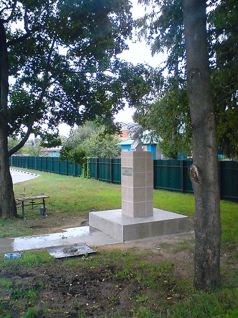 Во дворе новой школы №5 на ул.Майолик г.Хотьково восстановлен памятник пионеру-герою Ларисе Михеенко!