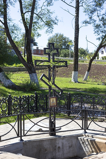 Новый крест на Никольском источнике Келарского пруда