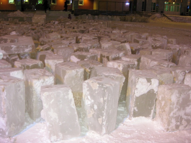 Ледяные блоки-будущие скульптуры