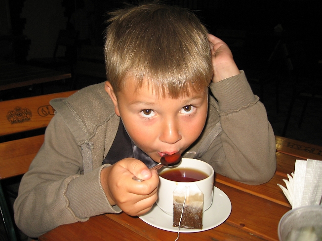 Пить и дуть. Дети пьют чай. Мальчик пьет чай. Мальчик с чаем. Чаепитие мальчики.