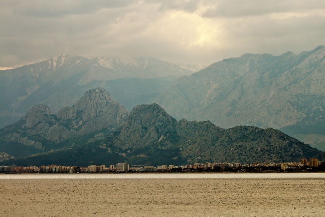 Кемер на фоне Таросских гор