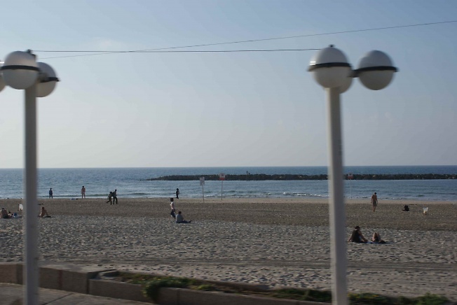 Пустынные пляжи Тель Авива. Купаться запещено - зыбучие пески.