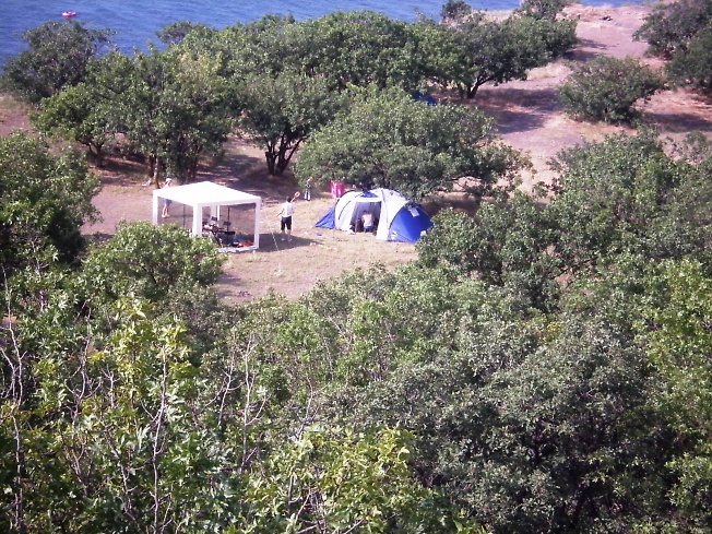 Наша первая остановка, наша палатка и тент