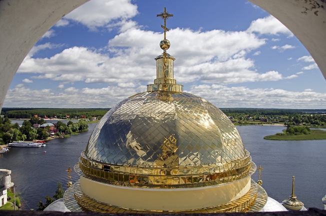 Вид со звонницы храма Богоявления Господня Нило-Столобенского монастыря
