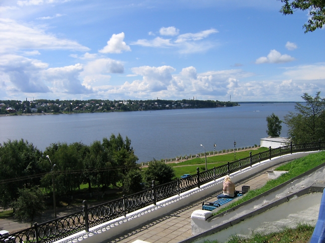 Из далека долго, течет река Волга...