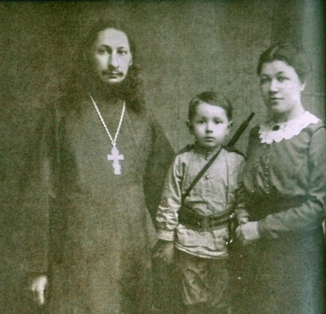 Супруги Флоренские с сыном Василием. Сергиев Посад. 1915г.