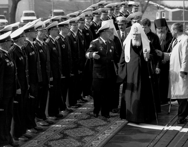 Патриарх Алексий 2 на гвардейском крейсере "Варяг", 2000 год