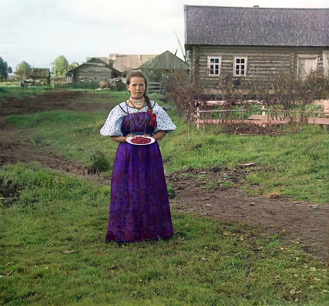 Девушка с земляникой. Нижняя Топорня. Река Шексна. 1909 год.