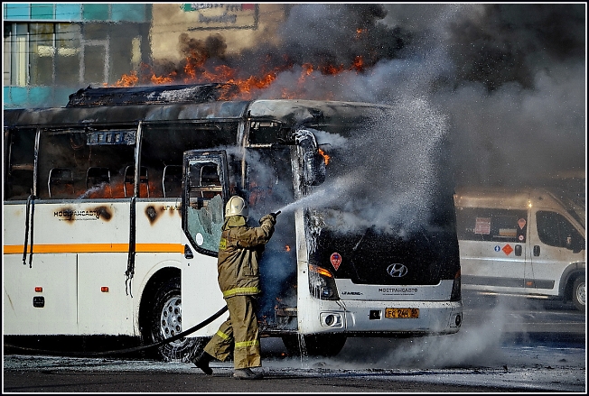 Автобус сгорел сегодня на привокзальной площади в Сергиевом Посаде