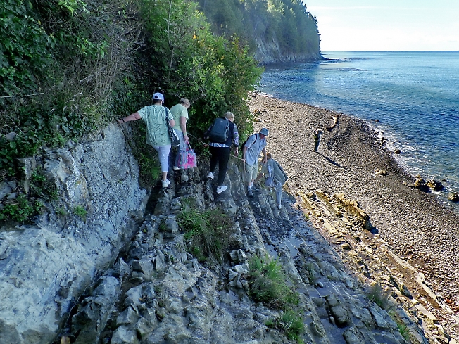 Туристы спускаются к морю у скалы Киселева