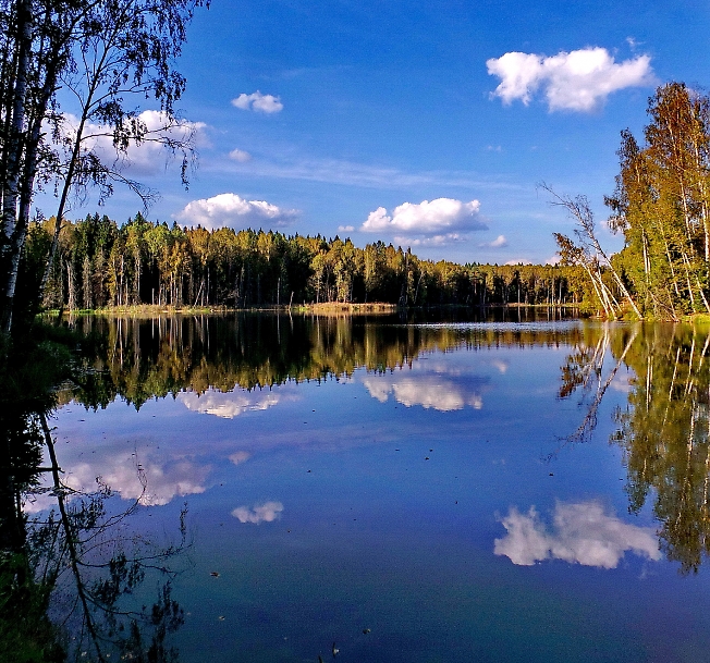 В реку смотрятся облака