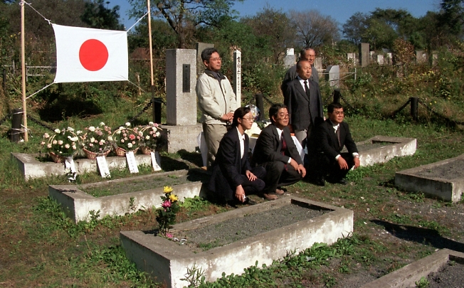 На японском кладбище