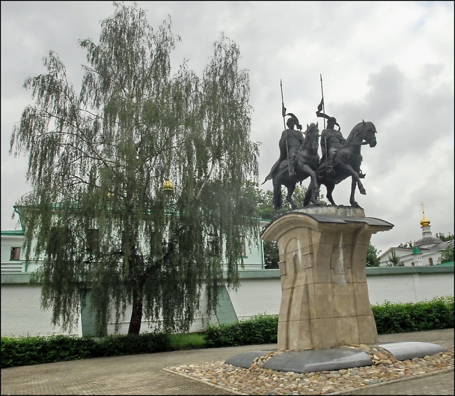 Памятник св. мч. князьям русским Борису и Глебу.