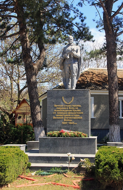 Памятник в Перевальном
