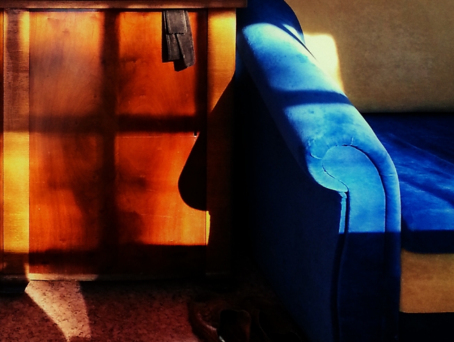 Синий диван и старая тумбочка