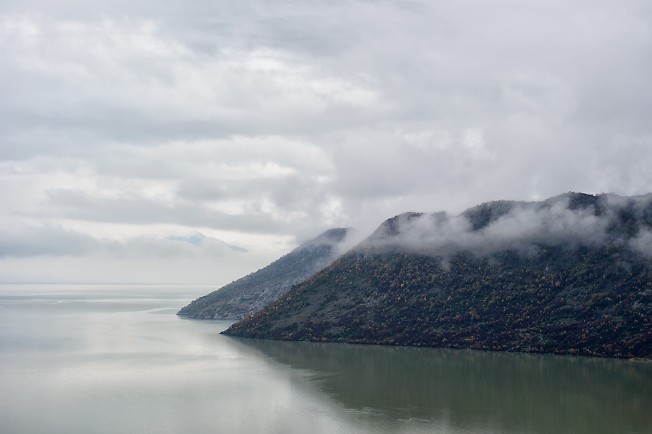 Зеленые скалы Скадарского озера