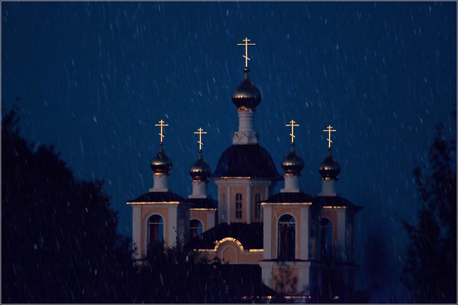 Лазаревская церковь осенним, ненастным вечером