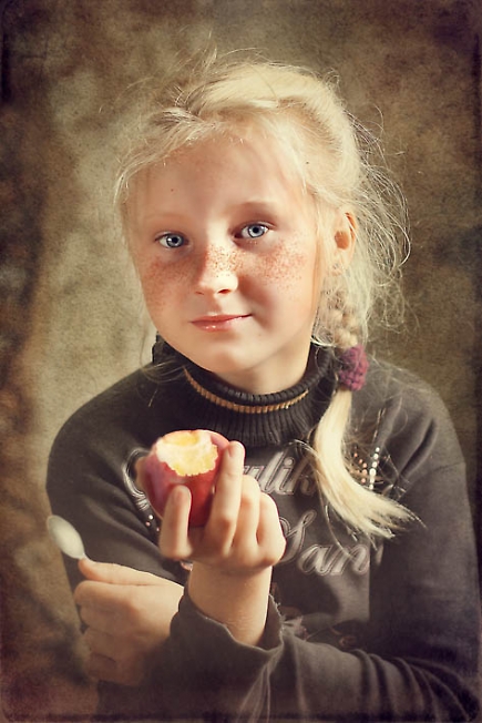 Девочка с яблоком ...