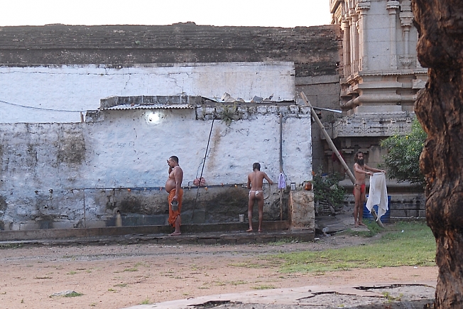 Монахи -кришнаиты.Индия
