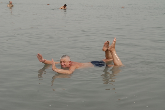 Мертвое море(Так делать запрещено ,но попробовать можно)Израиль.