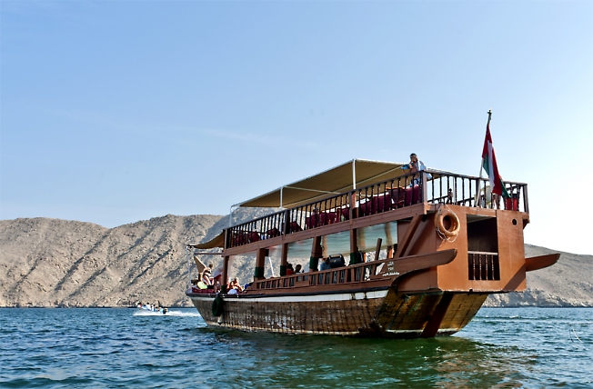Оман.Пиратский корабль с туристами