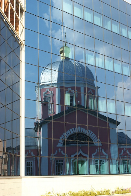 Курск. Отражение церкви в стеклах банка