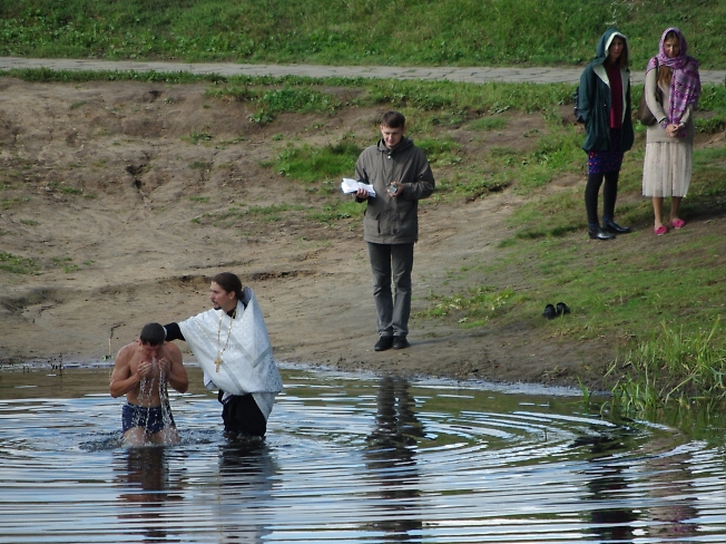 Обряд крещения возле храма Покрова на Нерли