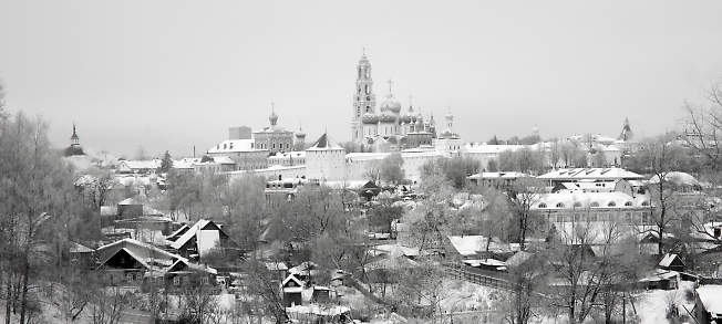Вид на Свято-Троицкую Сергиеву лавру с железнодорожных путей Московской железной дороги близ станции Сергиев Посад.