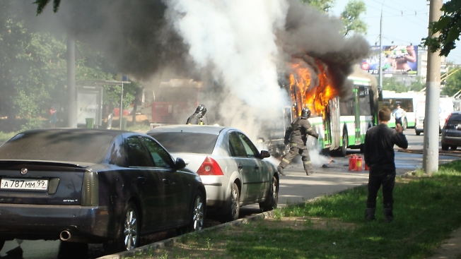 Москва. Сегодня у м. Выхино сгорел автобус. Вроде без жертв.