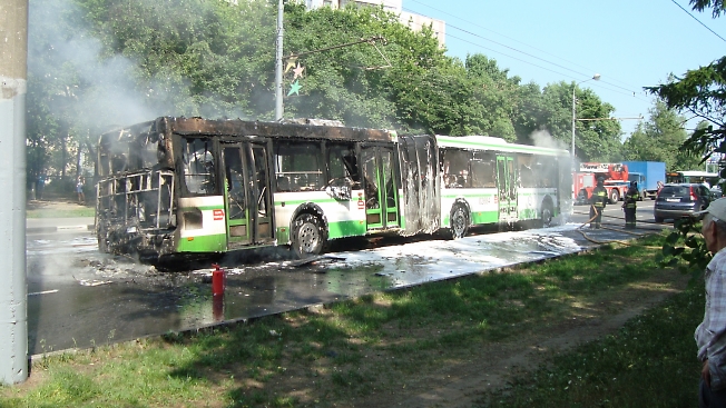 Москва. Сегодня у м. Выхино сгорел автобус.