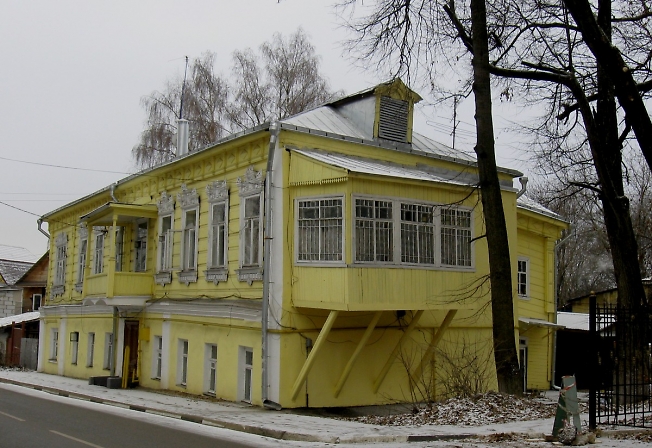 Старинный дом с балконом на улице Валовой
