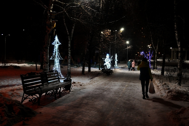 На бульваре Кузнецова светятся фигурки.