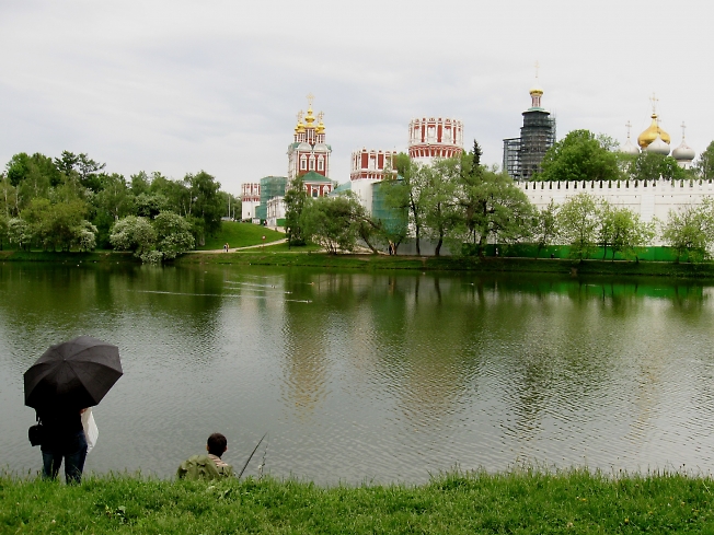 Рыбалка у Новодевичьего монастыря