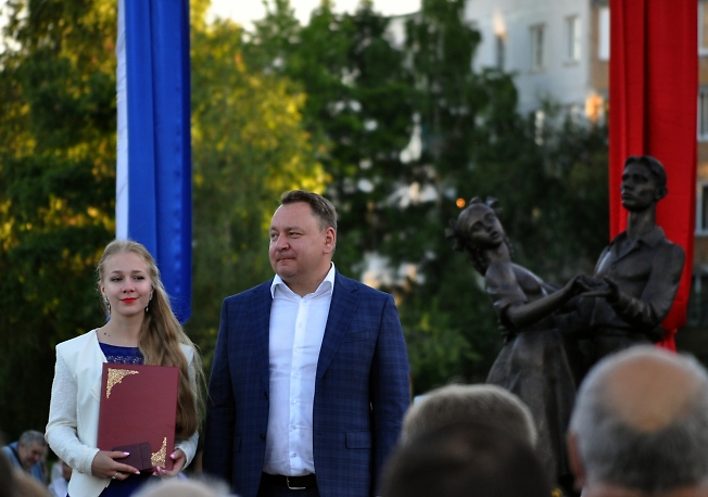Глава района М. Токарев поздравляет выпускников.