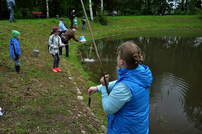 Конкурс по ловле рыбы в Абрамцево