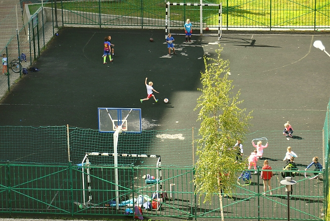 Детский спорт во дворе.