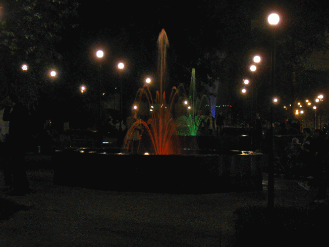 Фонтаны на Проспекте ночью