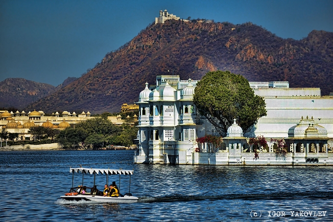 Озерный дворец на озере Пичоло. Удайпур